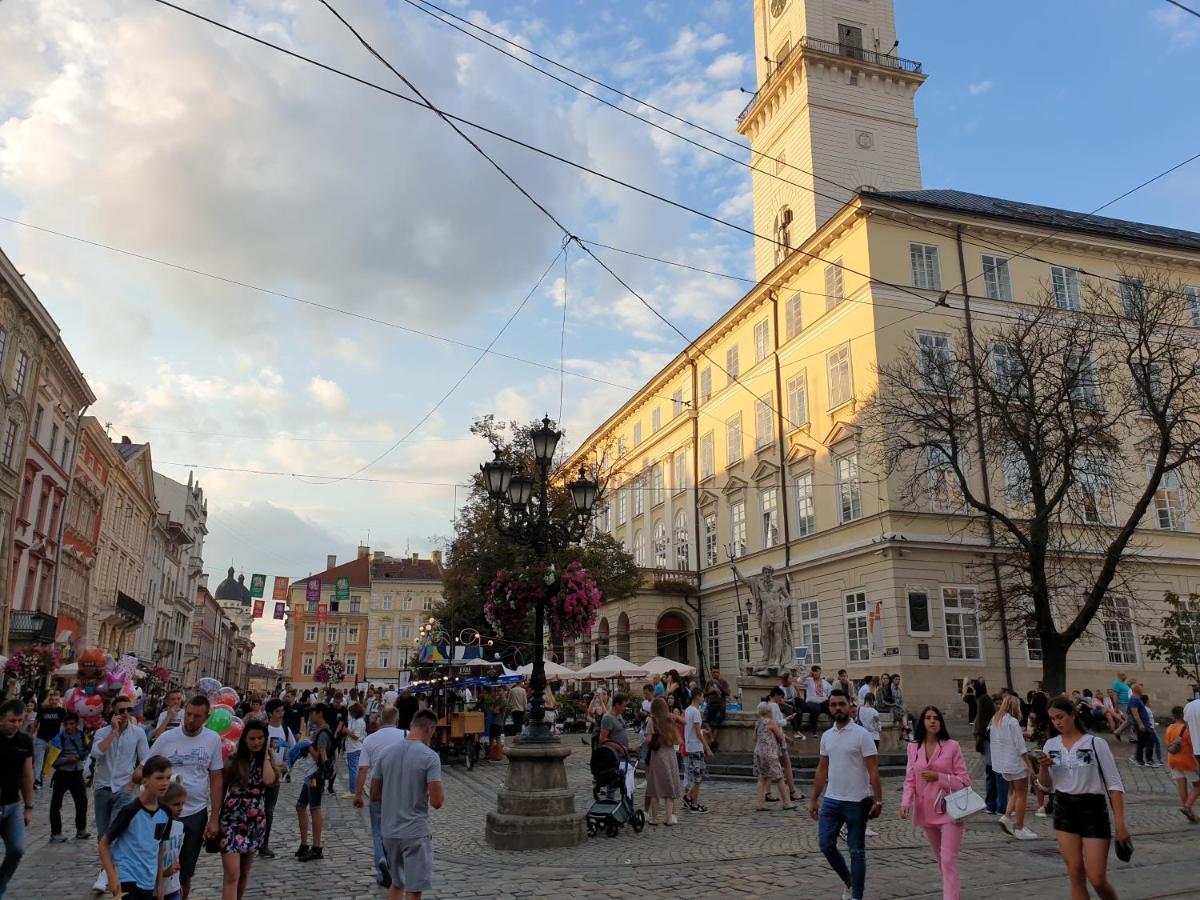 3 Bedroom, 2 Bathroom Apartment Near Forum Lviv Bagian luar foto