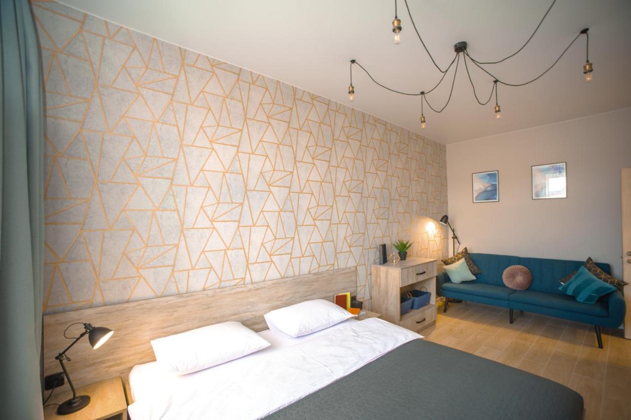 3 Bedroom, 2 Bathroom Apartment Near Forum Lviv Bagian luar foto