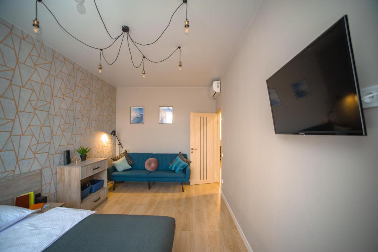 3 Bedroom, 2 Bathroom Apartment Near Forum Lviv Bagian luar foto
