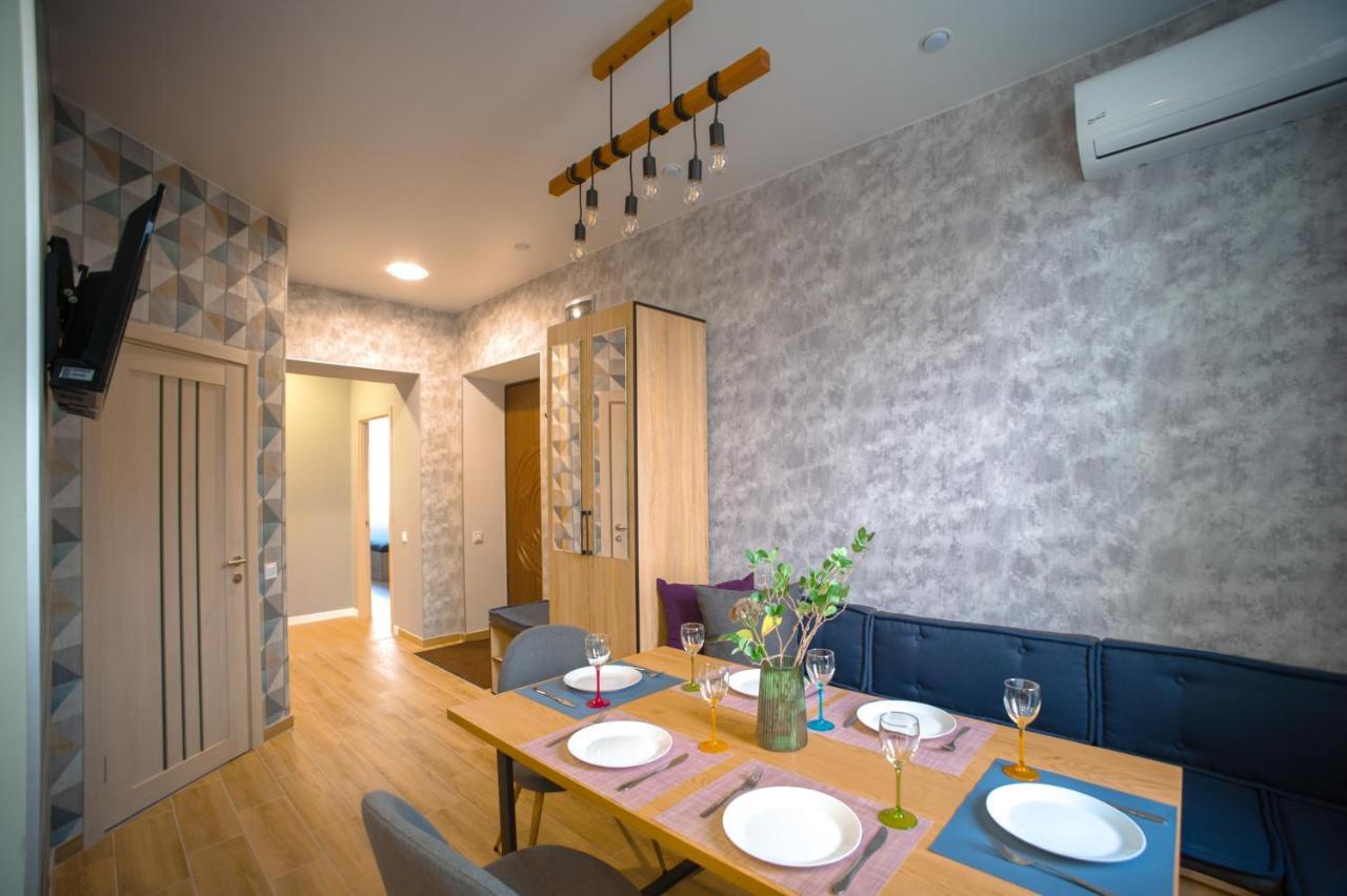3 Bedroom, 2 Bathroom Apartment Near Forum Lviv Bagian luar foto