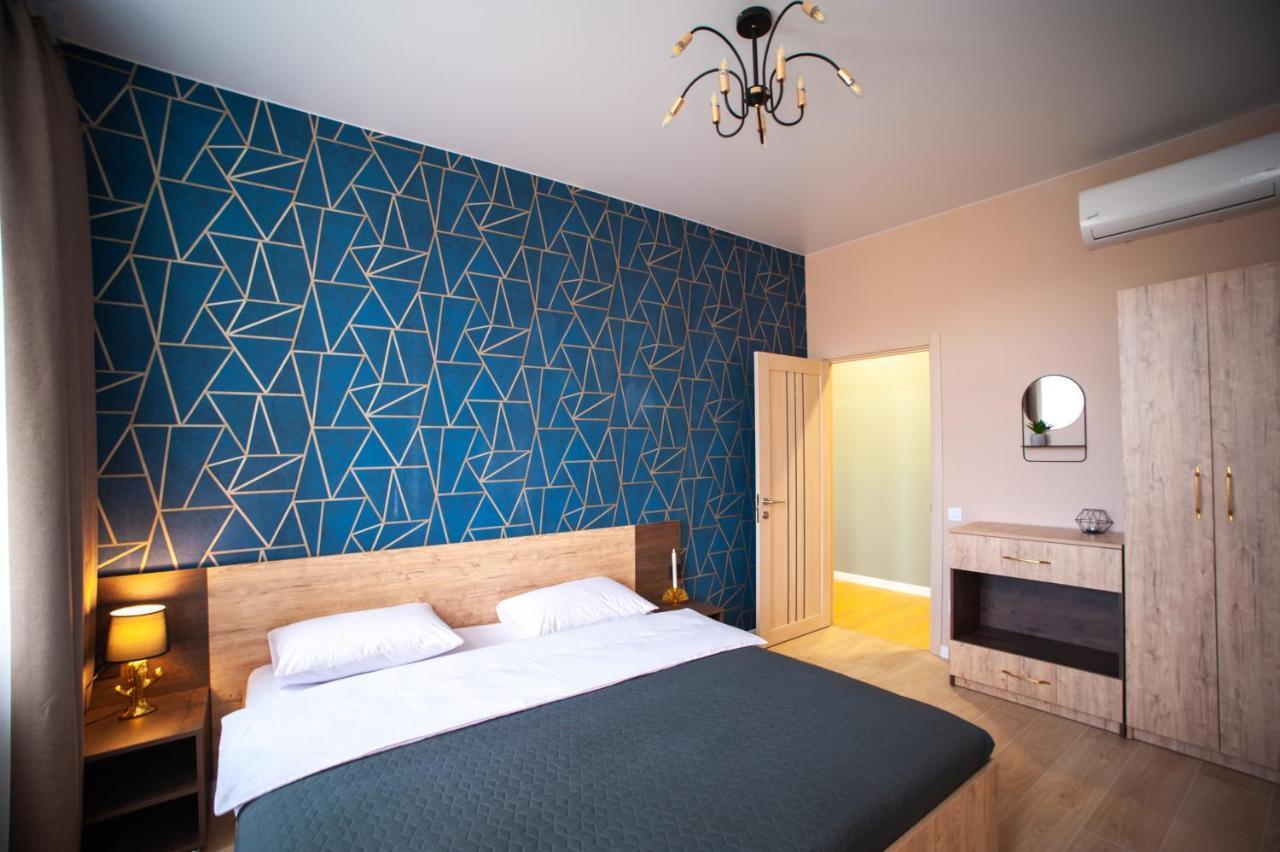 3 Bedroom, 2 Bathroom Apartment Near Forum Lviv Bagian luar foto