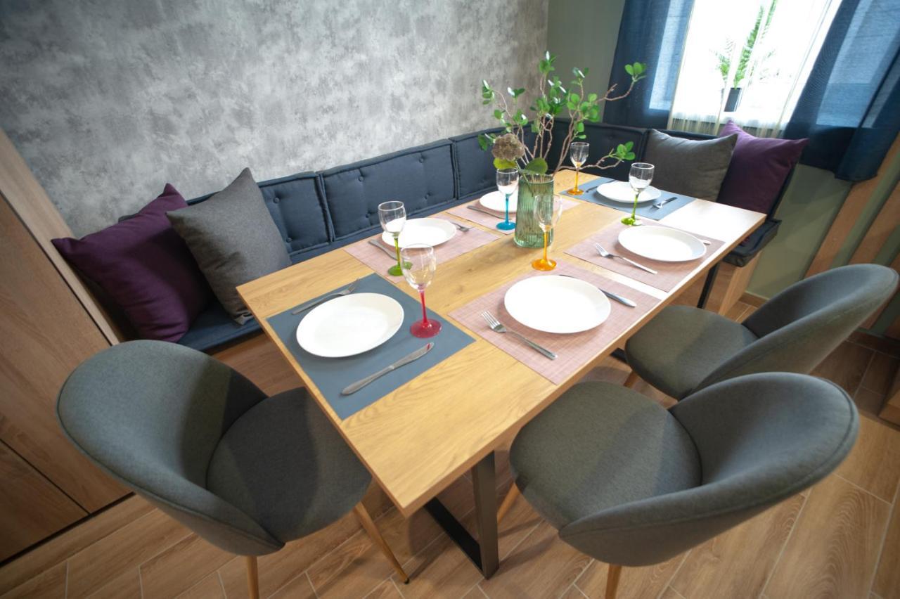 3 Bedroom, 2 Bathroom Apartment Near Forum Lviv Bagian luar foto