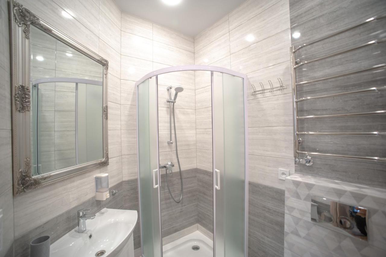 3 Bedroom, 2 Bathroom Apartment Near Forum Lviv Bagian luar foto