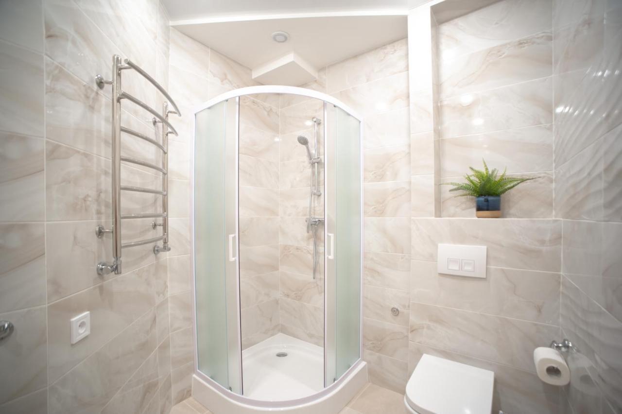 3 Bedroom, 2 Bathroom Apartment Near Forum Lviv Bagian luar foto